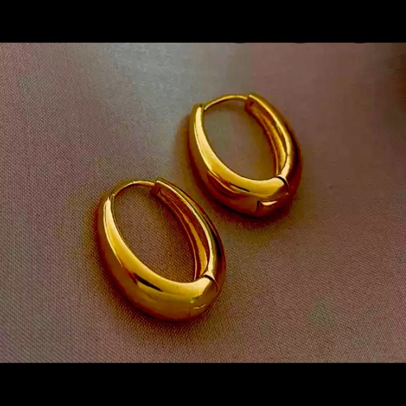 Gold huggie oval earrings - Picture 2 of 2